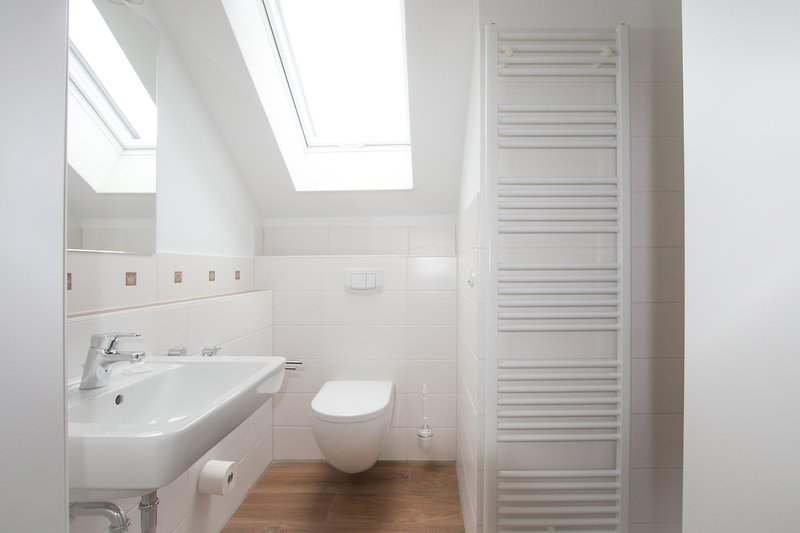 Moderne Badezimmerausstattung mit stilvollem Waschbecken und Wasserhahn.