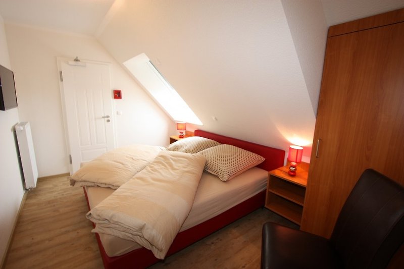 Drugi pokój sypialny z podwójnym łóżkiem.