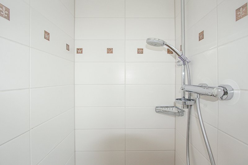 Moderne Dusche mit stilvollem Design und hochwertigen Armaturen.