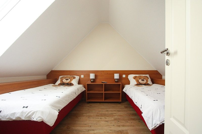 Das erste Schlafzimmer liegt im Dachgeschoss und bietet viel Privatsphäre.  