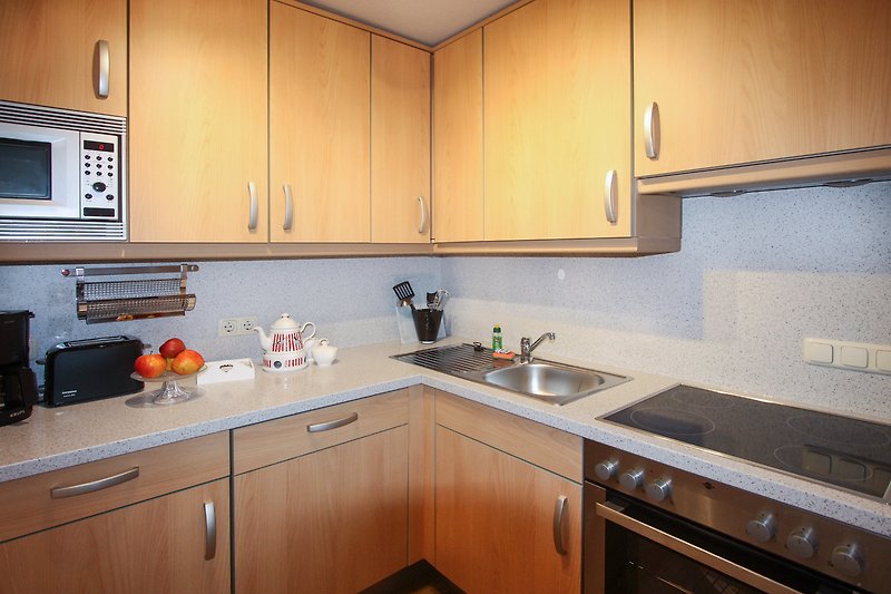 Schöne Küche mit braunen Schränken, weißem Waschbecken und stilvollem Interieur.