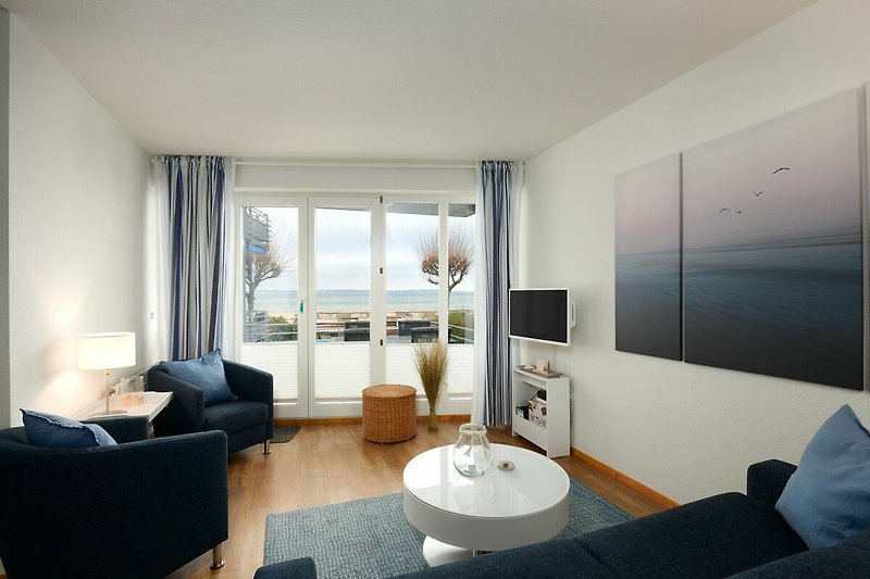 Wohnzimmer mit Balkon und schönem Strand- und Fördeblick