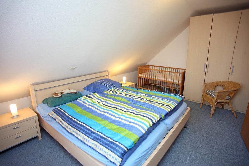Elternschlafzimmer mit Kinderbett
