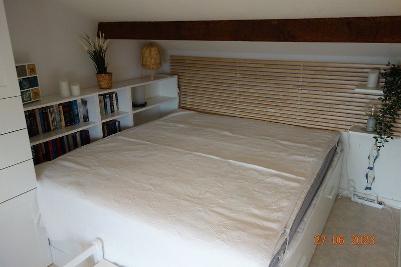No. 10 Gemütliches Schlafzimmer mit 180 cm x 200 cm Holzbett und Bücherregal. Entspannung und Komfort garantiert.