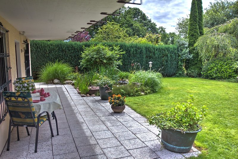Terrasse der Wohnung und Garten
