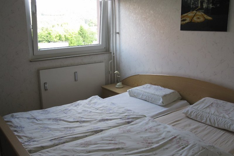 Schlafzimmer mit Doppelbett und genügend Schrankraum