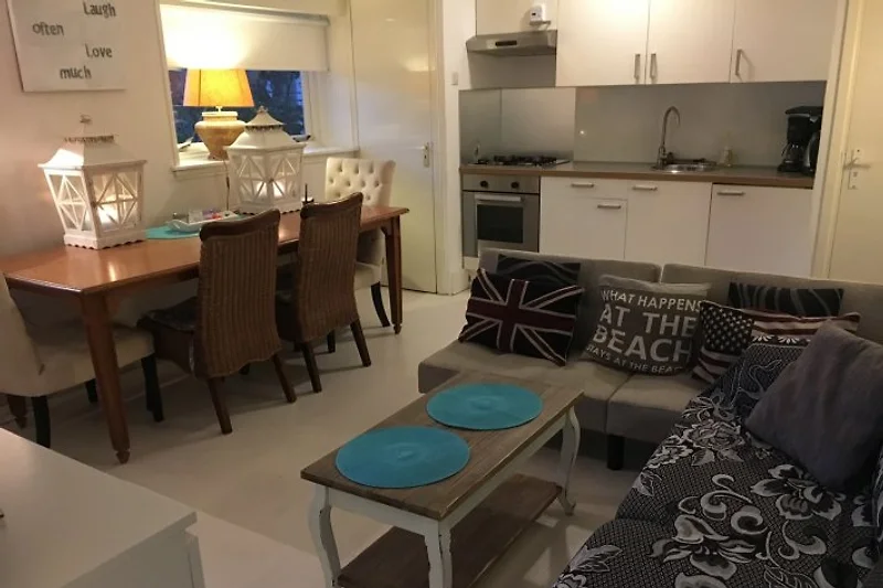De woonkamer met keuken.