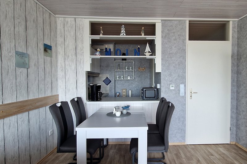 Moderne Küche mit stilvoller Einrichtung und hellem Holz.