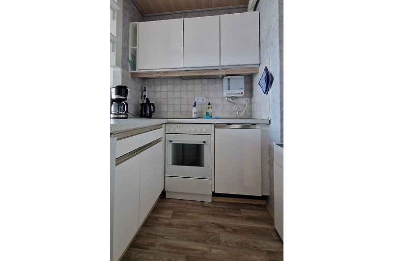 Moderne Küche mit stilvoller Einrichtung und Gas-Herd.