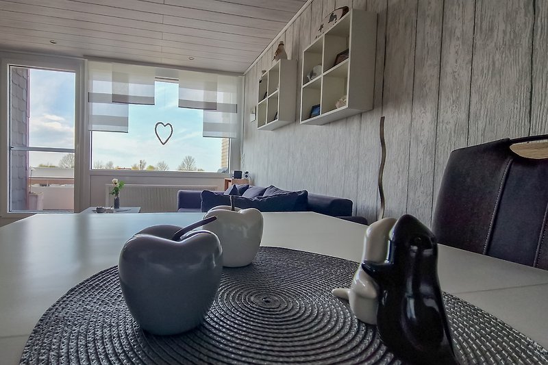 Modernes Wohnzimmer mit stilvoller Einrichtung und bequemer Couch.