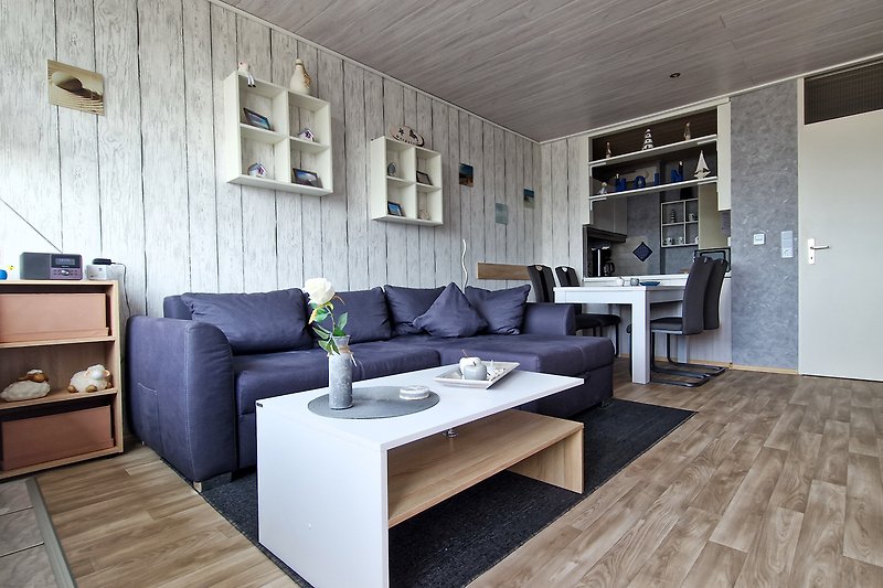 Modernes Wohnzimmer mit bequemer Couch, stilvollem Tisch und gemütlicher Beleuchtung.