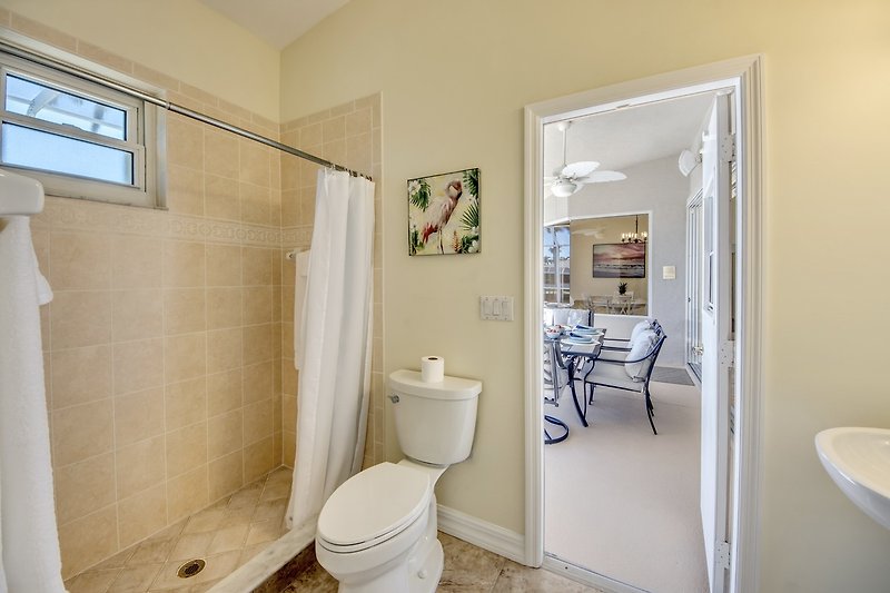 Schönes Badezimmer mit lila Vorhang, Spiegel und Waschbecken.