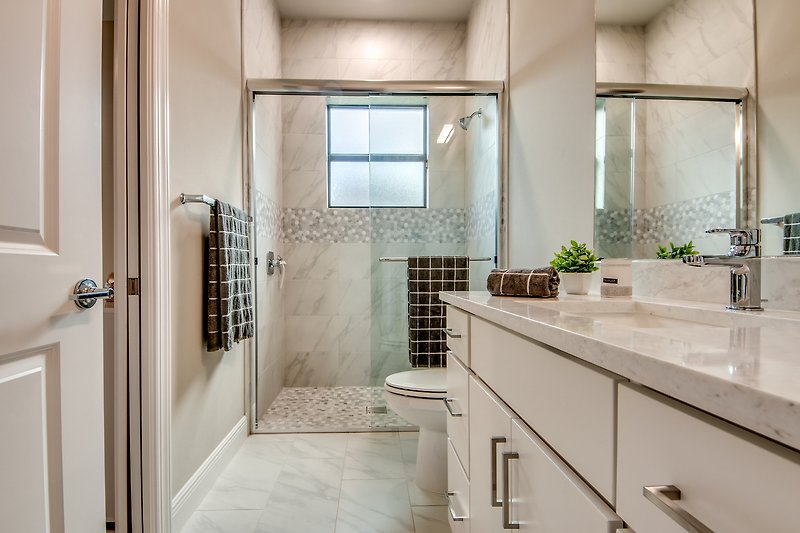 Stilvolles Badezimmer mit elegantem Waschbecken und modernem Design.