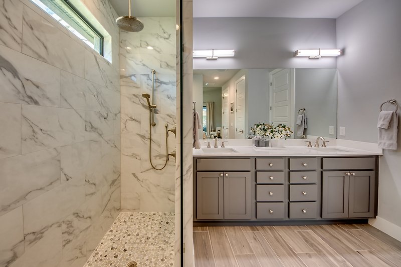 Willkommen in diesem modernen Badezimmer mit stilvoller Einrichtung und elegantem Design.