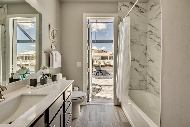 Willkommen in diesem stilvollen Badezimmer mit moderner Einrichtung und elegantem Design.