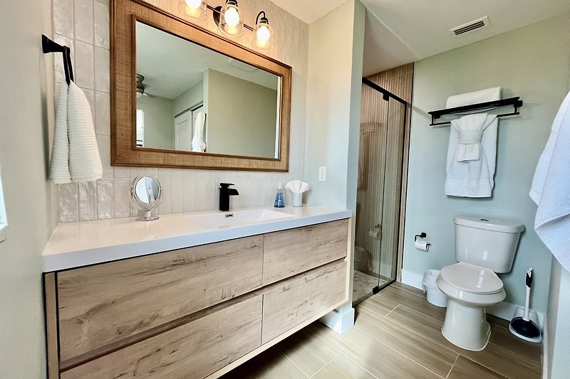 Modernes Badezimmer mit stilvoller Einrichtung und elegantem Design.