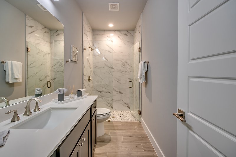 Willkommen in diesem modernen Badezimmer mit stilvoller Einrichtung und elegantem Design.