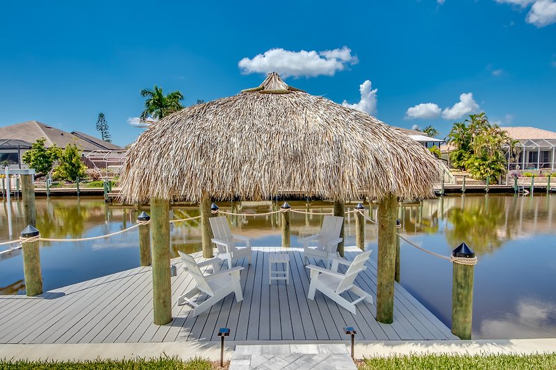 Willkommen in diesem tropischen Ferienhaus mit Blick auf den See und einer Palmenlandschaft.