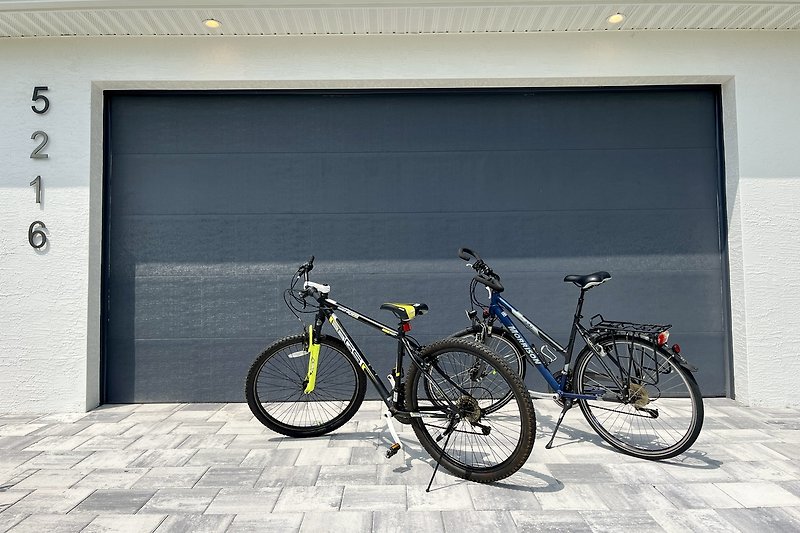 Fahrräder vor Fenster: Reifen, Rahmen, Lenker.
