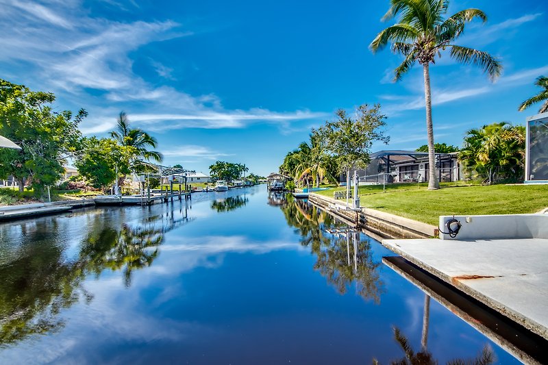 Moderne Ferienwohnung mit atemberaubendem Ausblick auf Wasser, Palmen und tropische Landschaft.