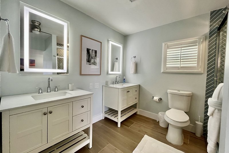 Gemütliches Badezimmer mit lila Akzenten und elegantem Design.