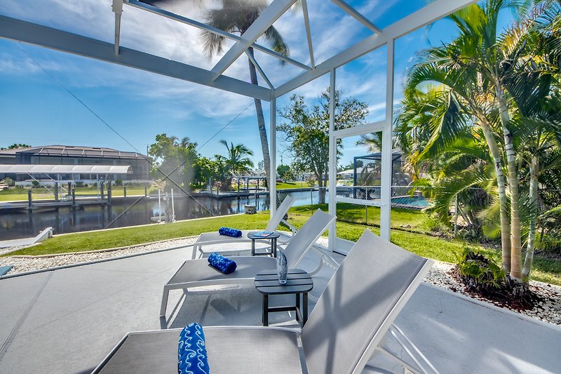 Moderne Ferienwohnung mit Pool, Sonnenliegen und stilvollem Design.