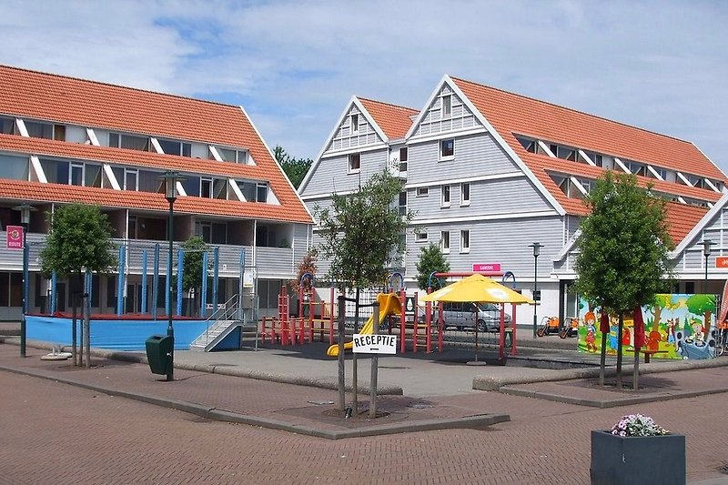 Centrum von Aquadelta mit Trampolin und Spielgeräten sowie Einkaufsmöglichkeiten und Restauration