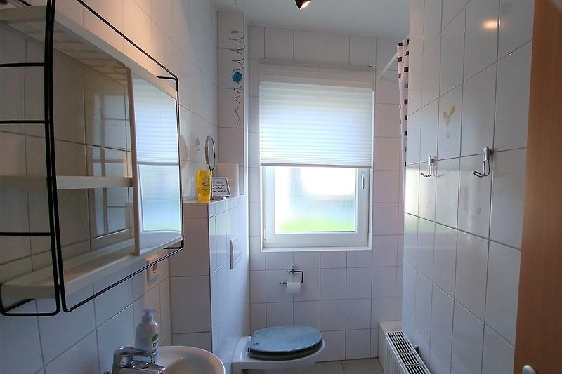 Salle de bain pour invités avec douche et toilettes