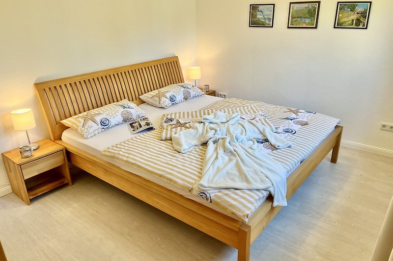 Modernes Schlafzimmer mit gemütlichem Doppelbett und stilvoller Einrichtung.
