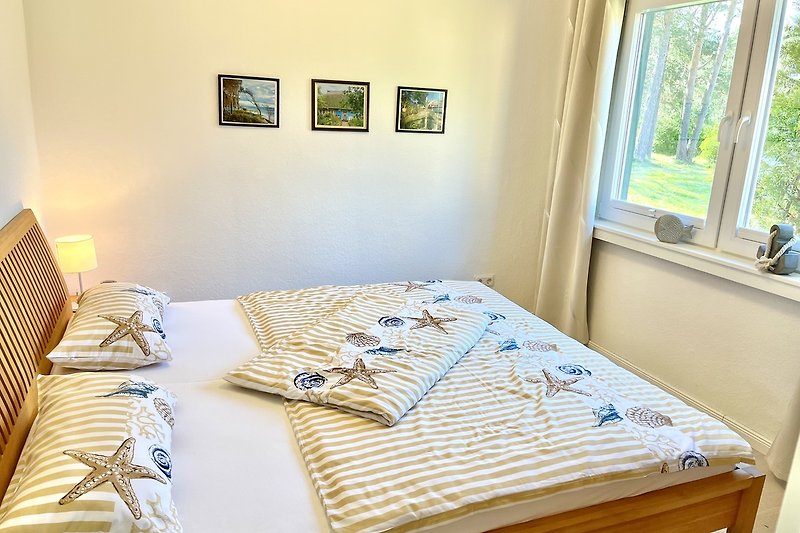 Schlafzimmer mit gemütlichem Doppelbett (180 x 200)