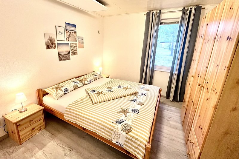 Erstes  Schlafzimmer mit Doppelbett (160x200) und Kleiderschrank