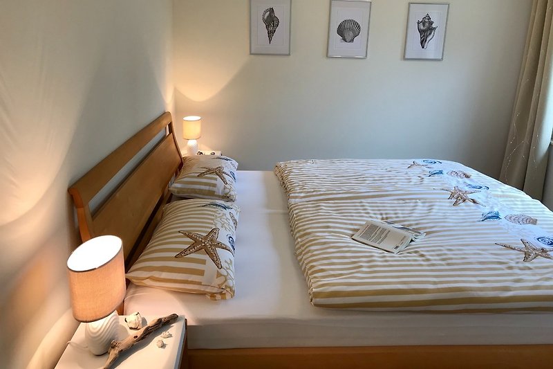 1. Schlafzimmer mit Massivholz-Doppelbett (180 x 200)