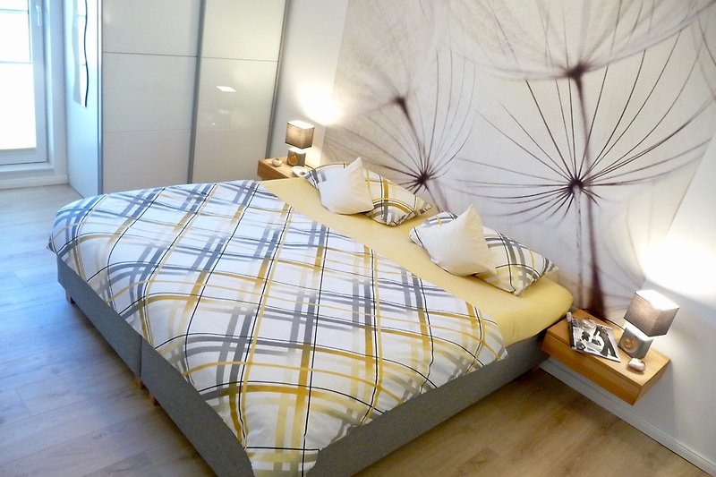 Schlafzimmer 1 mit Doppelbett (180x200)
