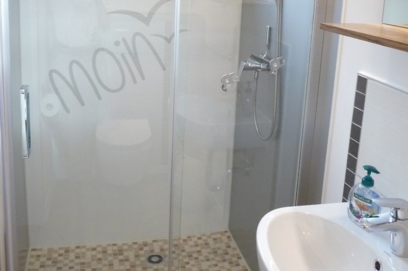 kleineres Badezimmer an Schlafzimmer 1 (Dusche ca. 90x120)