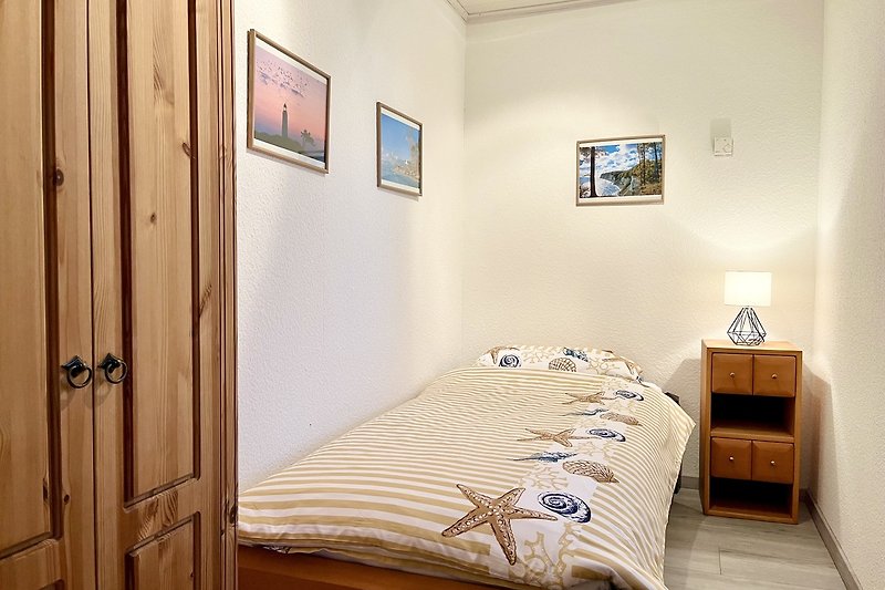 Zweites Schlafzimmer mit Einzelbett (90x200) und Kleiderschrank