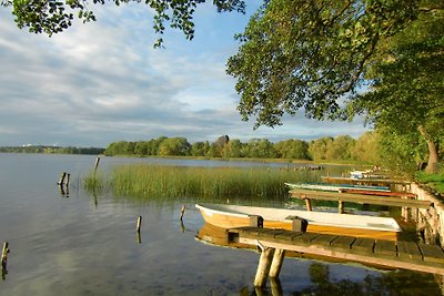 Casa de vacaciones en el lago con barco