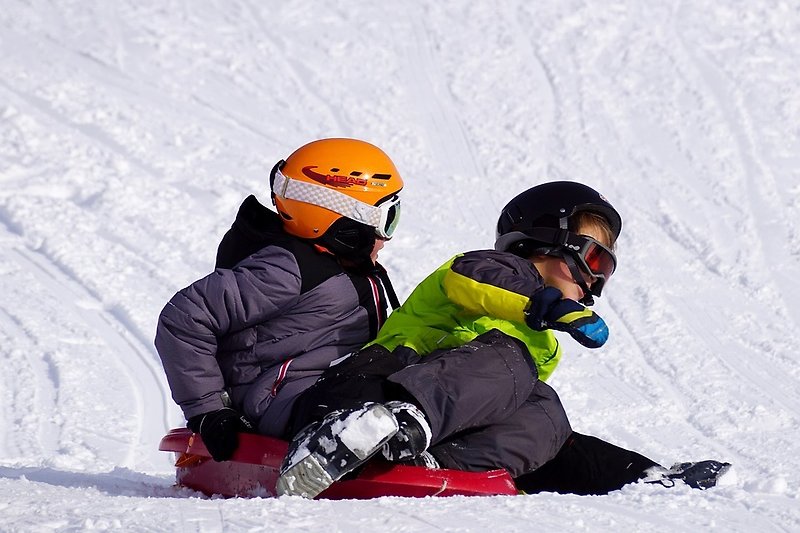 Winterlandschaft mit Skiausrüstung, Schnee und glücklichem Skifahrer.