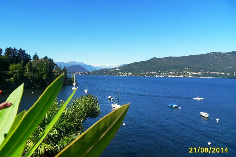 Blick auf Berge, See, Motorboote