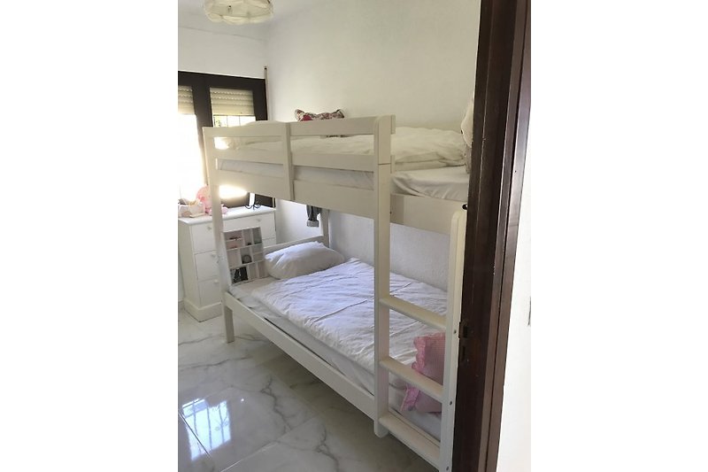 Schlafzimmer mit Etagenbett oben