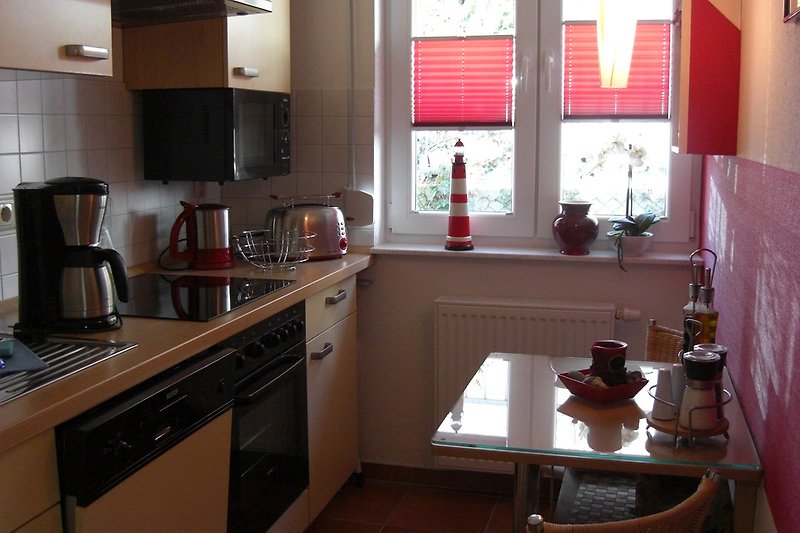 Küche mit Fenster und Außenjalousien