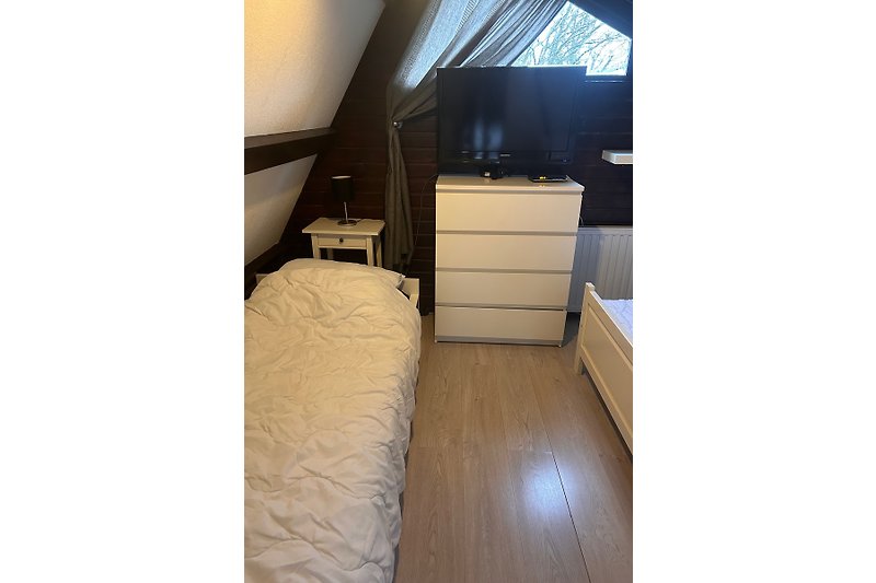 Schlafzimmer oben Bett 2 : 90x200 cm