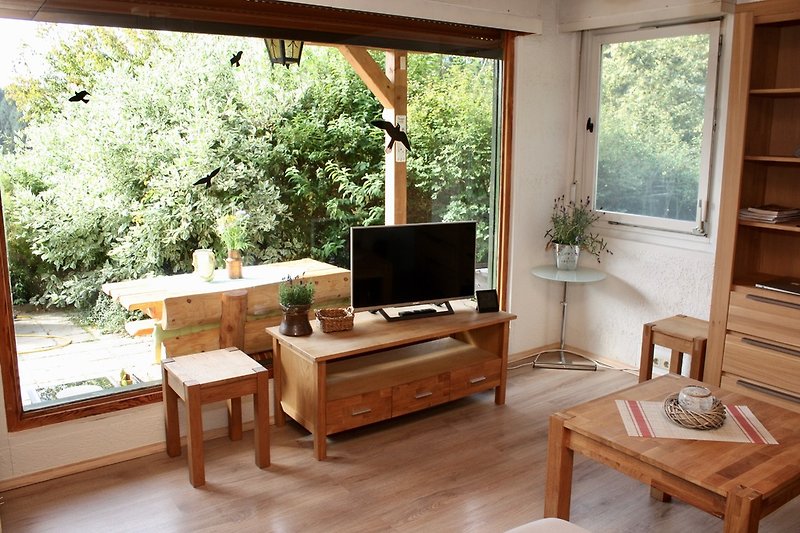 Wohnzimmer mit Panoramablick und Flat TV