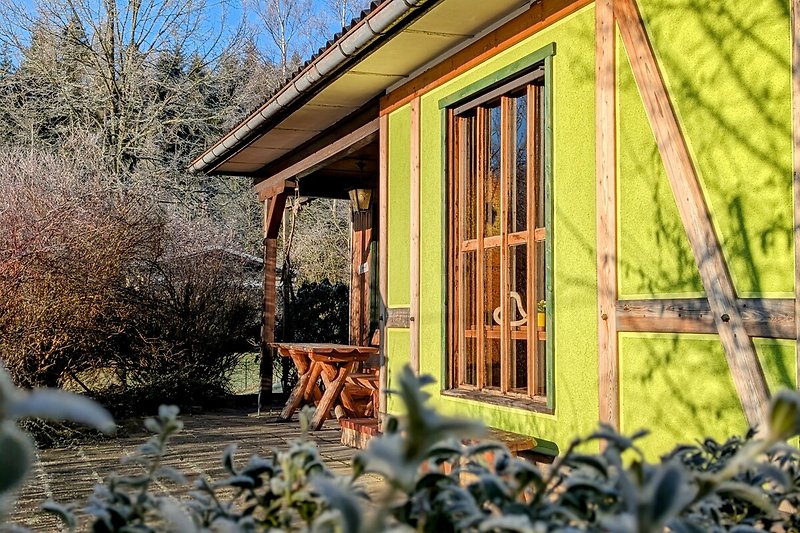 Haus mit Sonnenterrasse im Frühling