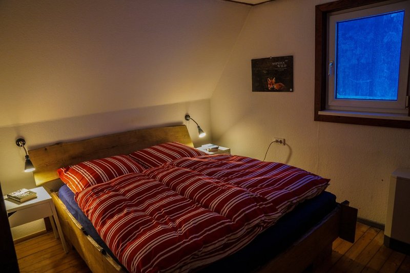 Schlafzimmer 2: DZ mit Bett aus massiven Eichendielen