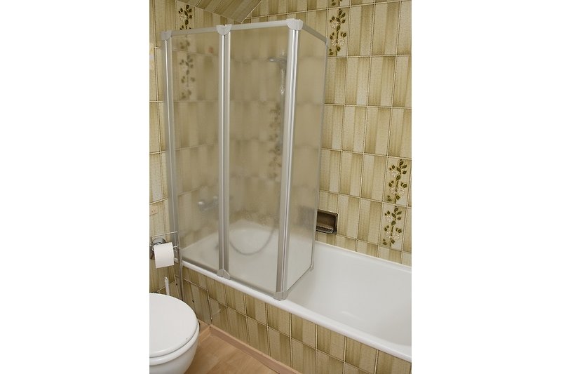 Schönes Badezimmer mit stilvoller Einrichtung und Glasdusche.