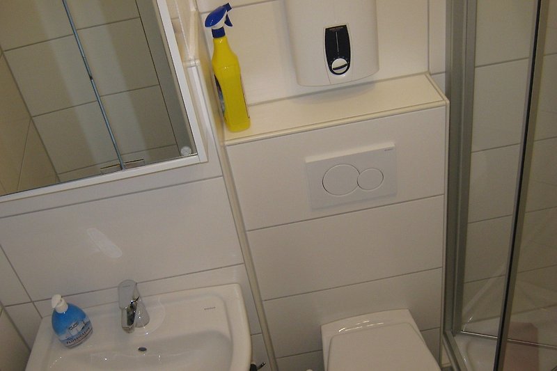 Modernes Badezimmer mit stilvollem Waschbecken und elegantem Design.