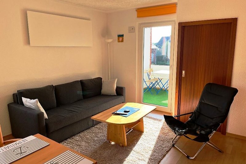 Gemütliches Wohnzimme  C-19 Wohnzimmerr mit bequemer Couch, stilvoller Einrichtung und Holzmöbeln.