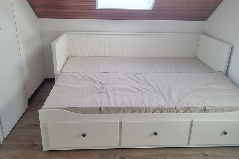 Gemütliches Schlafzimmer mit Holzbett und stilvollem Interieur.