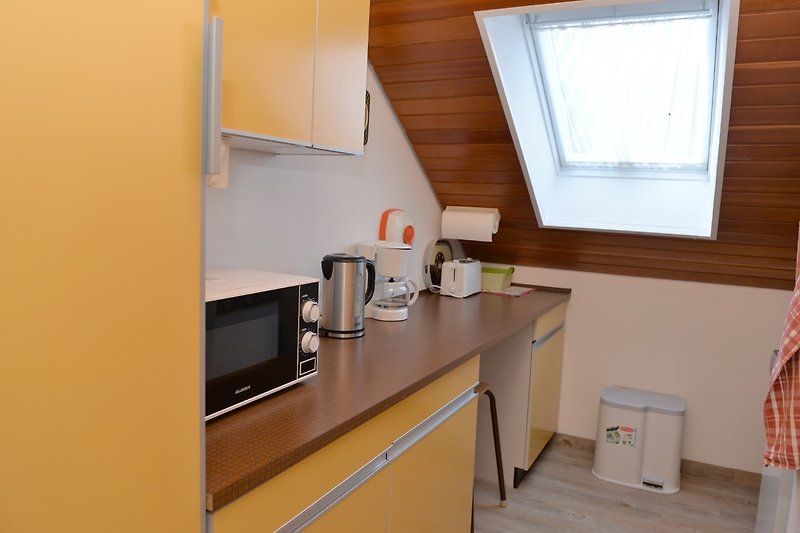 Moderne Küche mit Holzschränken und hochwertigen Geräten.
