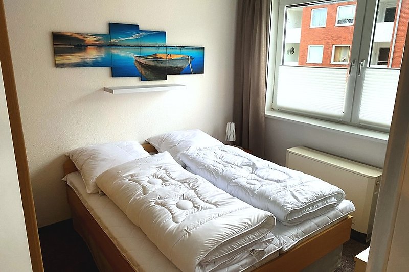 Willkommen in diesem stilvollen Schlafzimmer mit bequemem Bett, gemütlichem Holz und schöner Aussicht. Entspannen Sie sich und genießen Sie Ihren Aufenthalt!